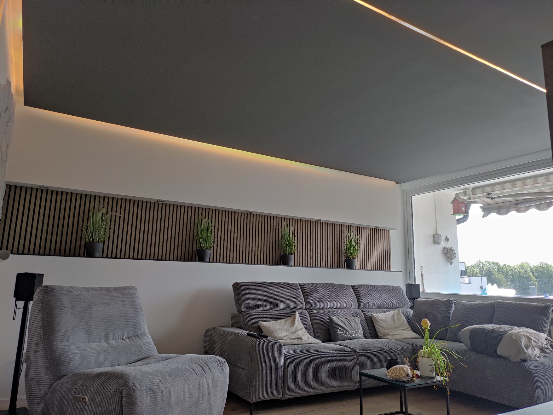 Abgehängte Decke mit indirekter Beleuchtung im Wohnbereich