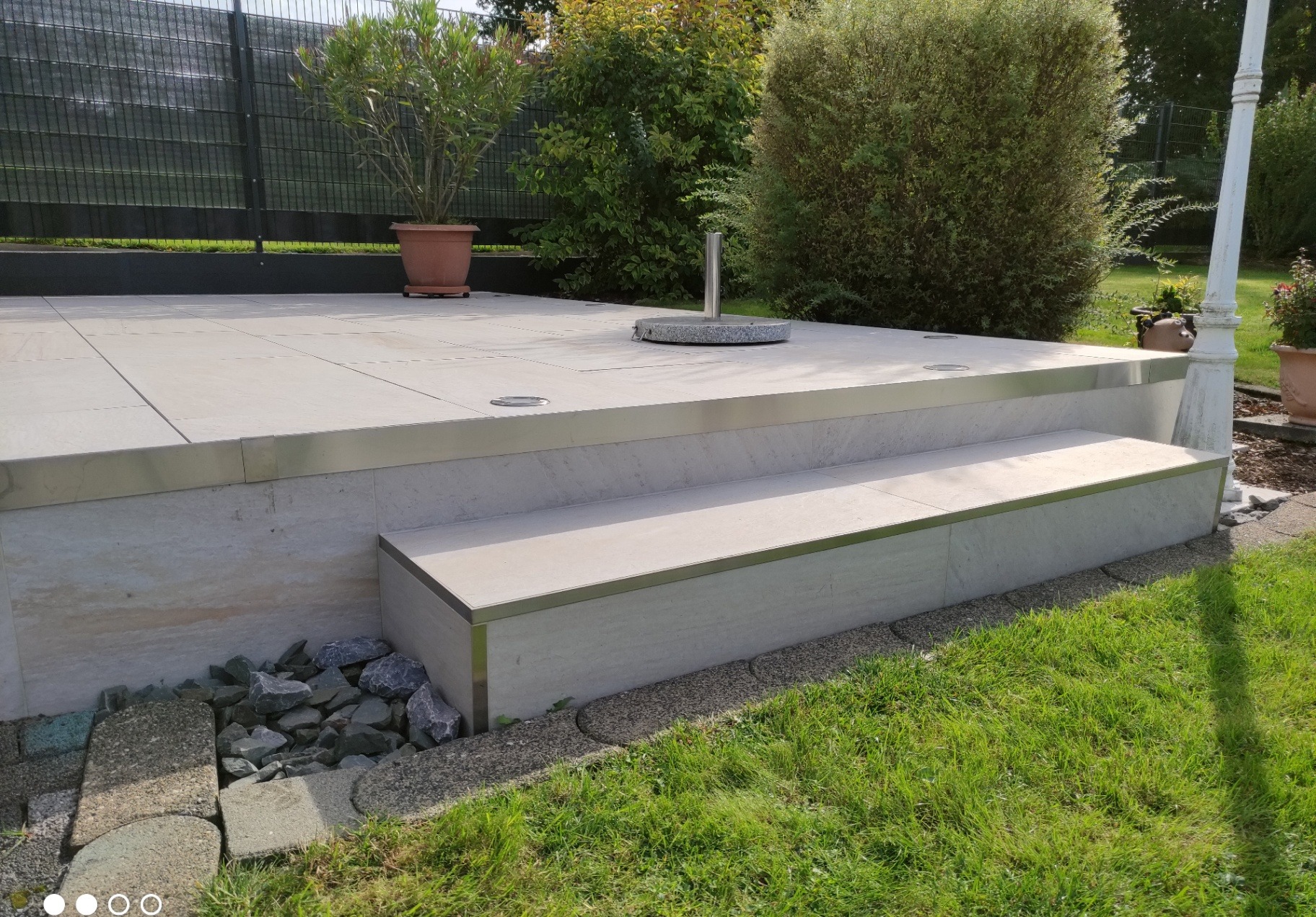 Terrassenpodest mit Natursteinplatten und Edelstahlkante
