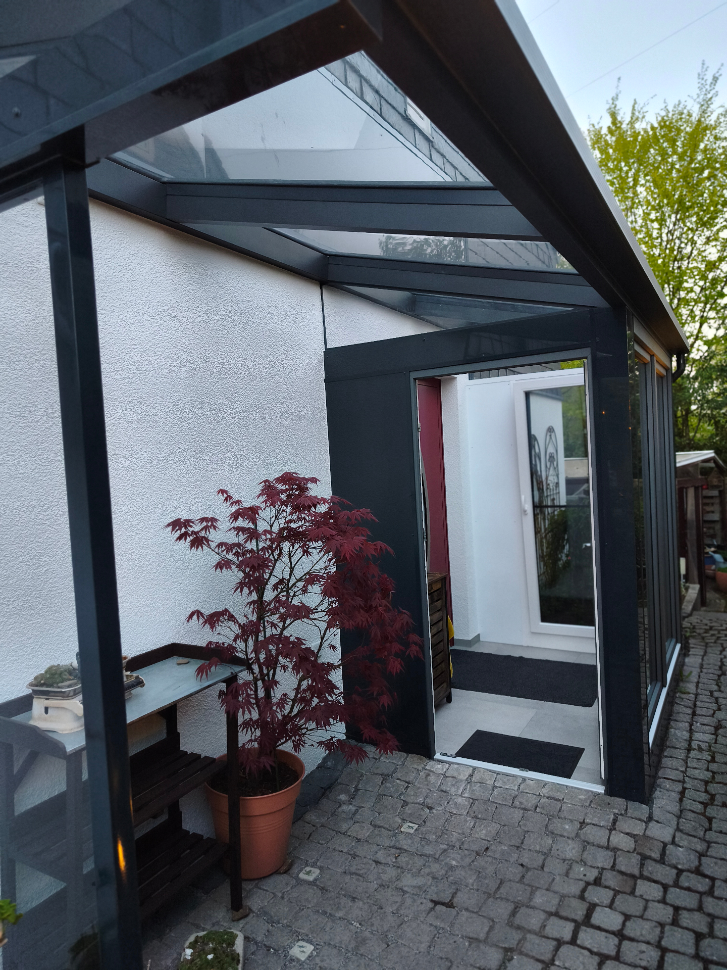 Gläserne Hauseingangs-Überdachung mit Anthrazit-Profilen