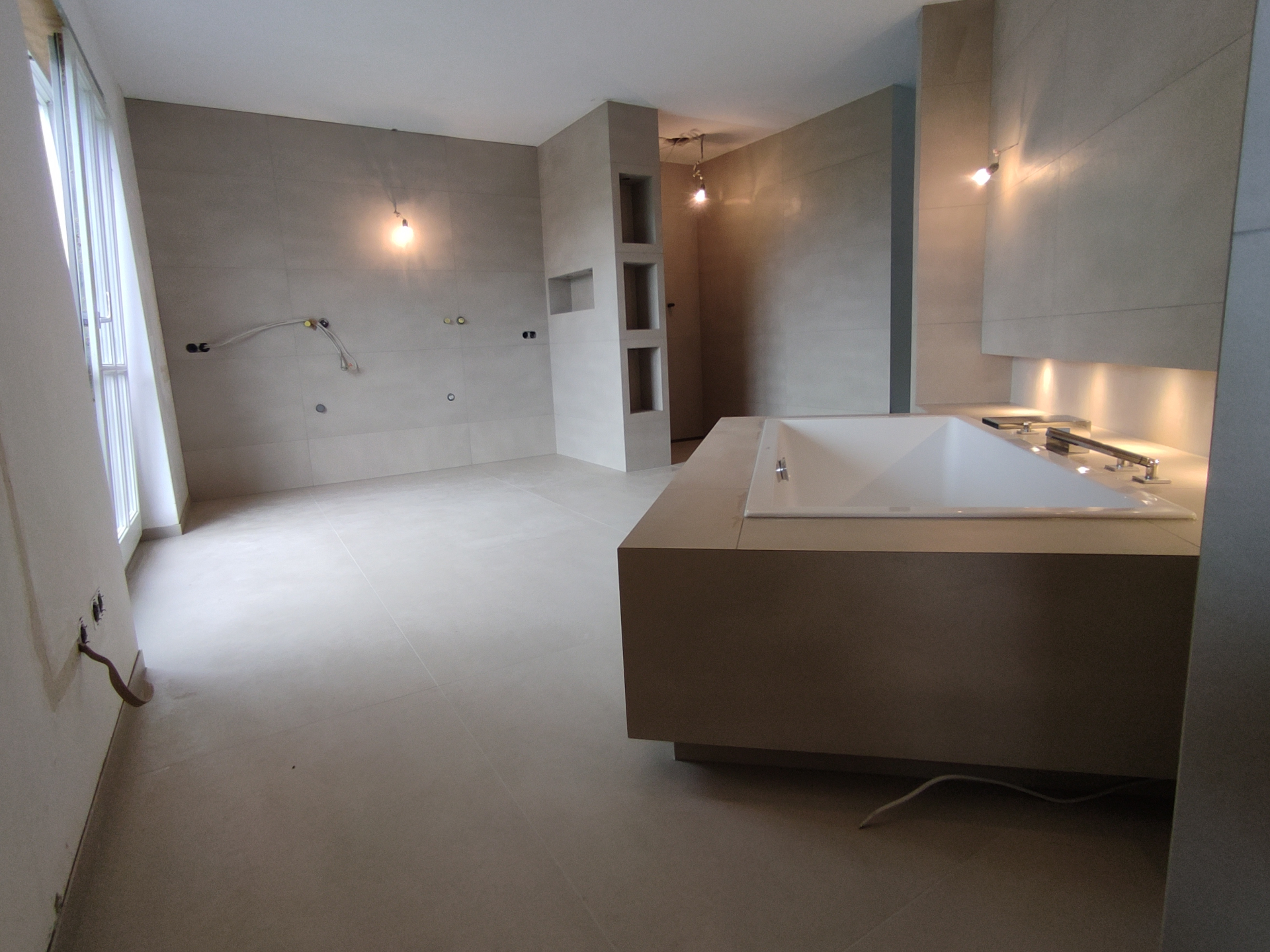 Großformatiger heller Designboden im Bad