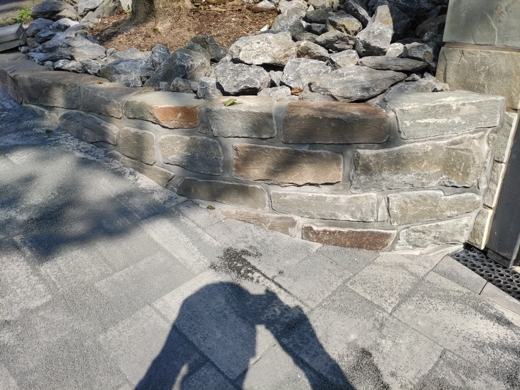 Naturstein-Mauer mit Pflasterplatten